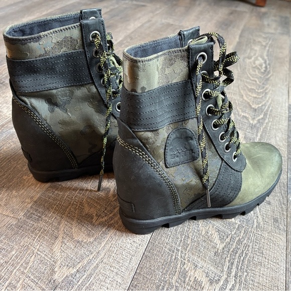 Sorel Green and Black Combat Moto Boots with Lace-Up Design - Picture 2 of 7